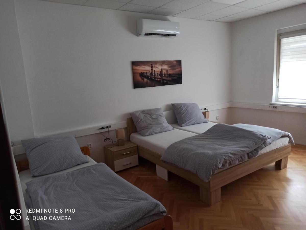 Apartmanovy Dom Stummerova Topolcany Exterior foto